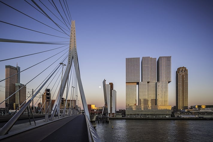 kinh-nghiệm-du-lịch-hà-lan-Rotterdam Skyline from Erasmus Bridge